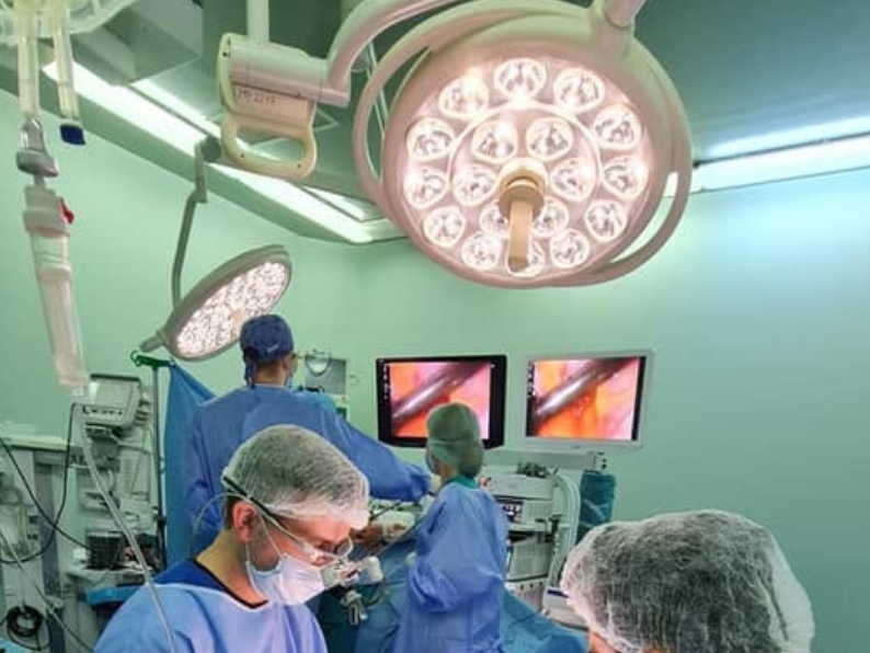 Sacrificiul unui tată a impresionat profund medicii din Cluj: „A oferit o parte din sine pentru viitorul propriului copil de 9 ani”