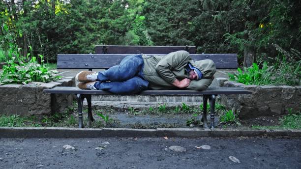 Scandal într-un parc din Cluj-Napoca! Un om al străzii, beat, și-a făcut nevoile lângă bănci și copaci în fața mamelor cu copii: „Miroase îngrozitor”