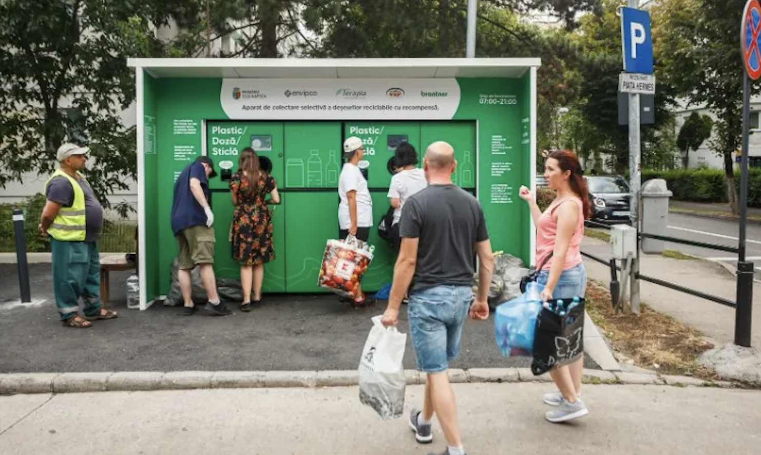Schemă la aparatul de reciclat al Primăriei Cluj: Pahare de plastic introduse pe bandă, la ora 5 dimineața, sub ochii paznicului!