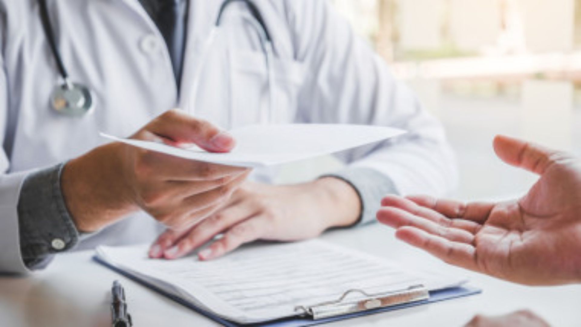Schimbare importantă pentru milioane de români! De astăzi, anumite categorii de pacienți primesc din nou bani din prima zi de concediu medical