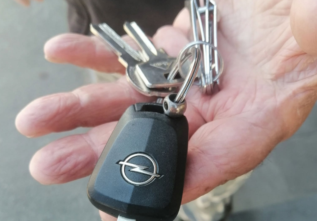 Se caută șoferul unui Opel care și-a pierdut cheile pe strada Dunării din Cluj-Napoca: Dacă le cauți, sună la numărul găsitorului