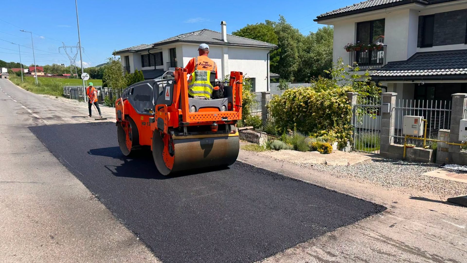 Se lucrează intens pe unul dintre cele mai importante drumuri din județul Cluj! Consiliul Județean a intrat cu utilajele pe DJ 105T pentru reparații