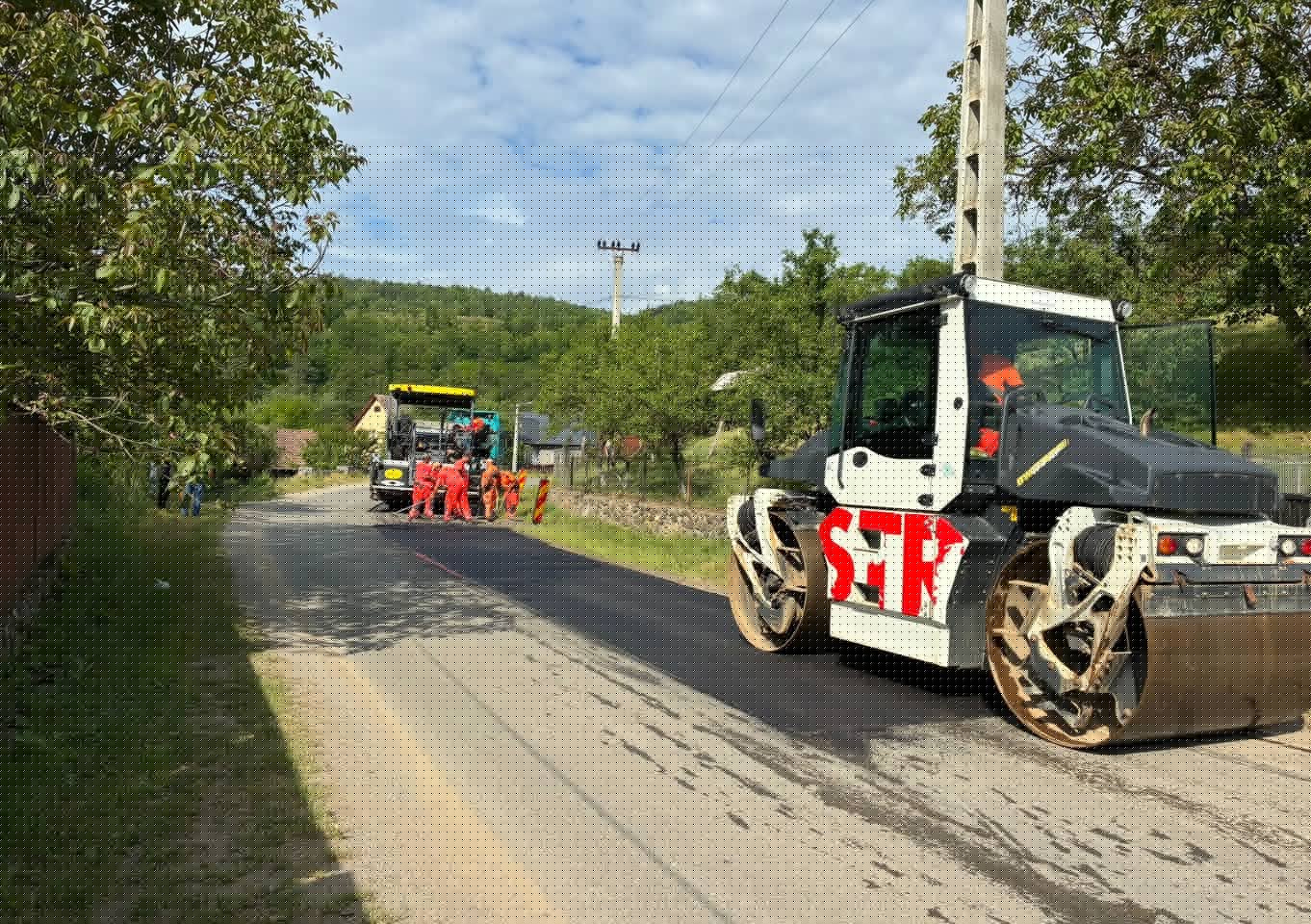 Se toarnă asfalt și se montează parapeți pe un drum din Cluj! Traseul care duce la Mănăstirea Muntele Rece intră în reparații