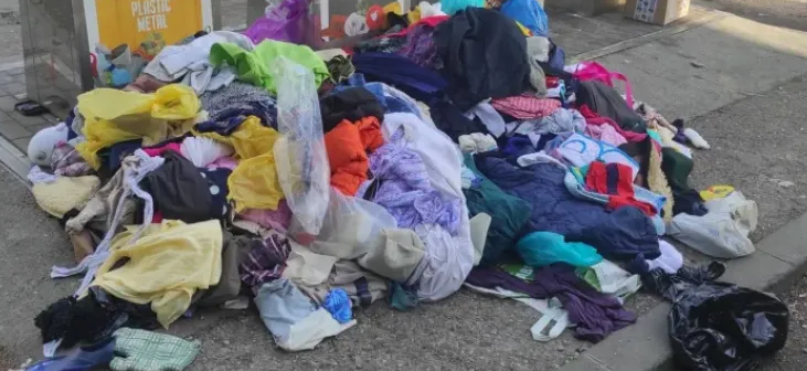 Situație revoltătoare în Cluj-Napoca! Un container pentru donații este răscolit constant, iar hainele ajung pe trotuar
