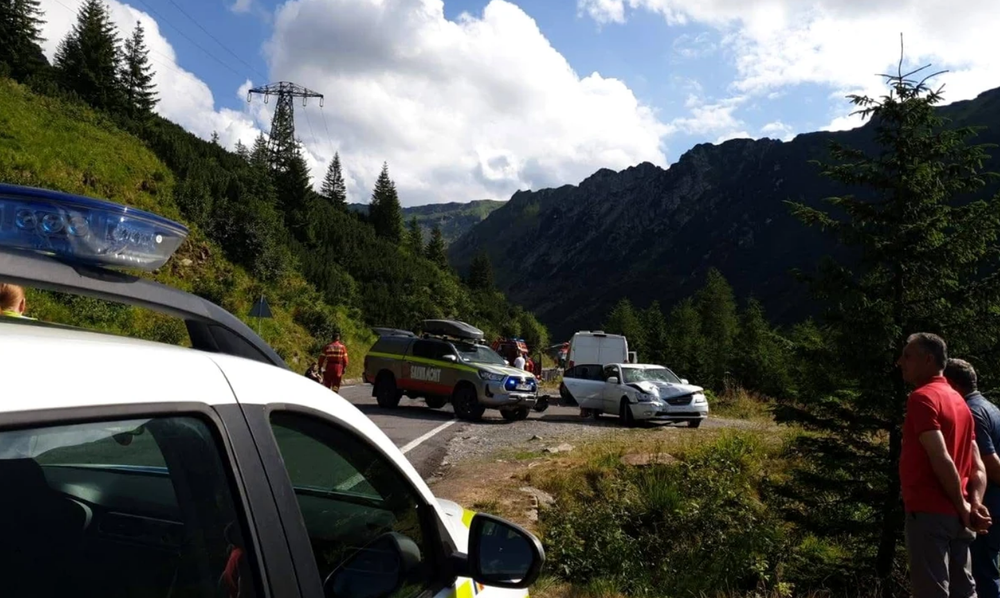 Șofer din Cluj, implicat într-un accident pe Transfăgărășan: Doi motocicliști au intrat în el în timp ce aștepta în coloană. Două persoane rănite