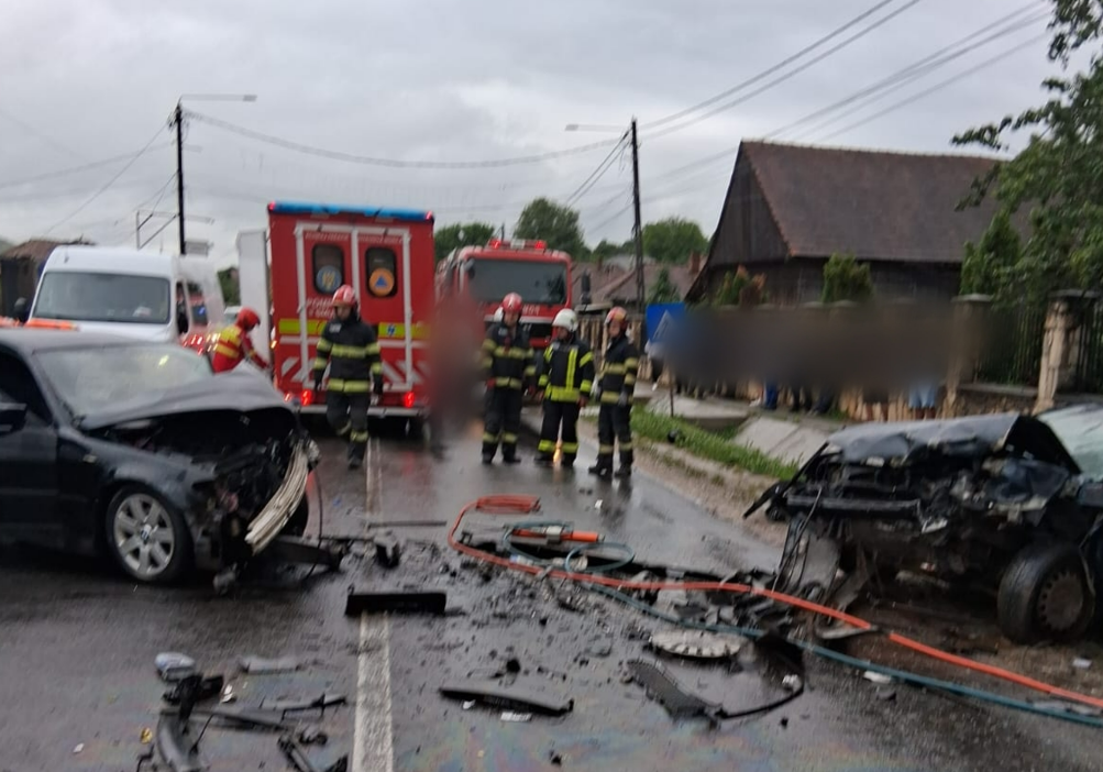 Trafic blocat în Cluj pe DJ 108C, în Gârbău, după un accident grav, în care două persoane au rămas încarcerate. Care sunt rutele alternative