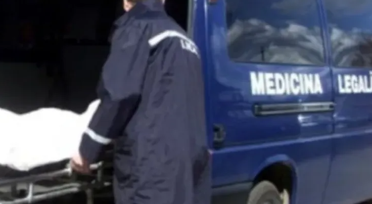 Tragedie cutremurătoare! Un copil de 2 ani a fost găsit mort într-un apartament. În locuință se mai aflau mama copilului și ceilalți doi frați ai acestuia