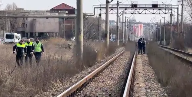 Tragedie pe calea ferată. O femeie a murit, iar un copil de 5 ani a fost grav rănit după ce au fost loviți de tren