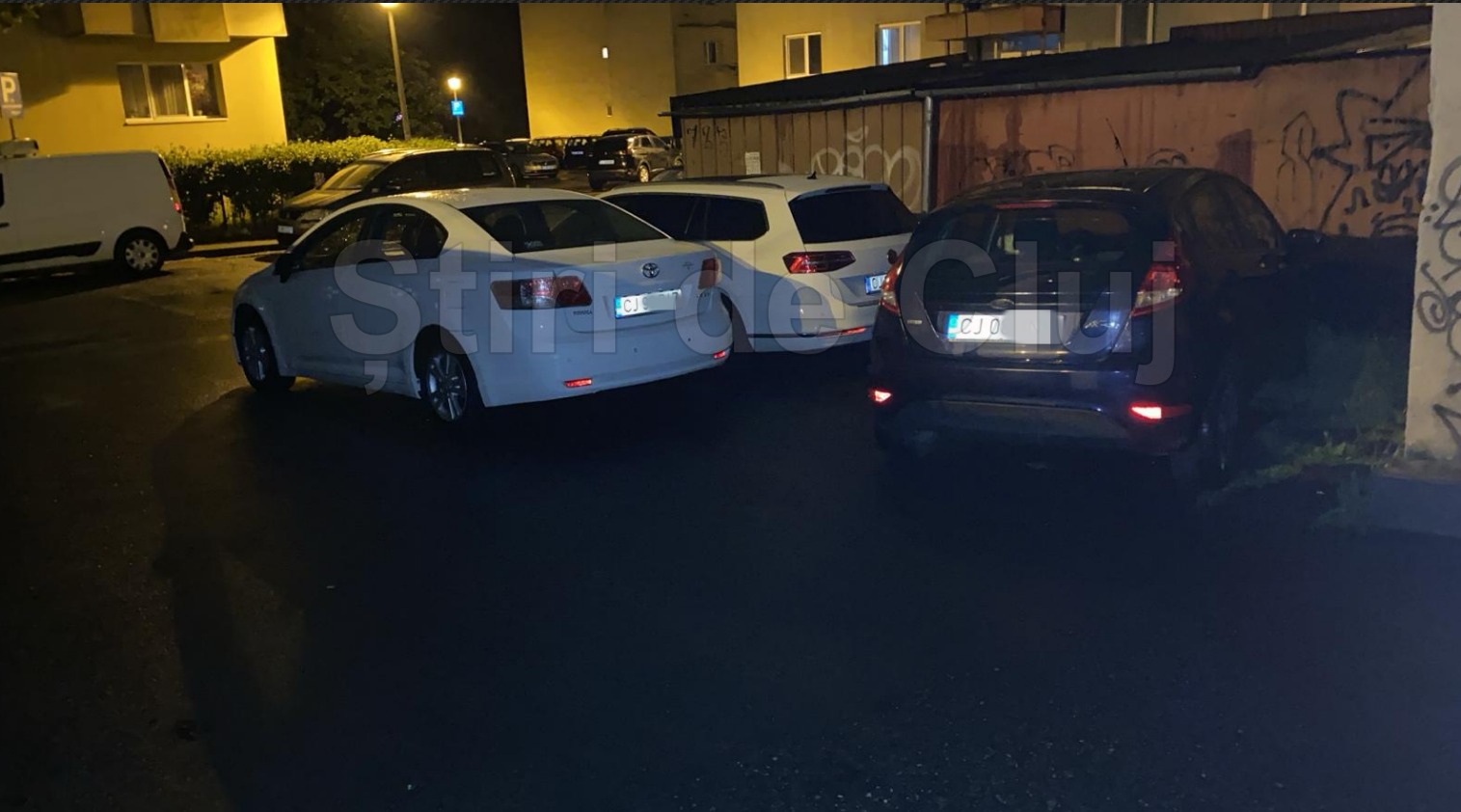 Trei mașini au blocat o parcare din Cluj-Napoca. Șoferii nu au ținut cont de nimic: „Cum mai trec cu camionul de gunoi?”