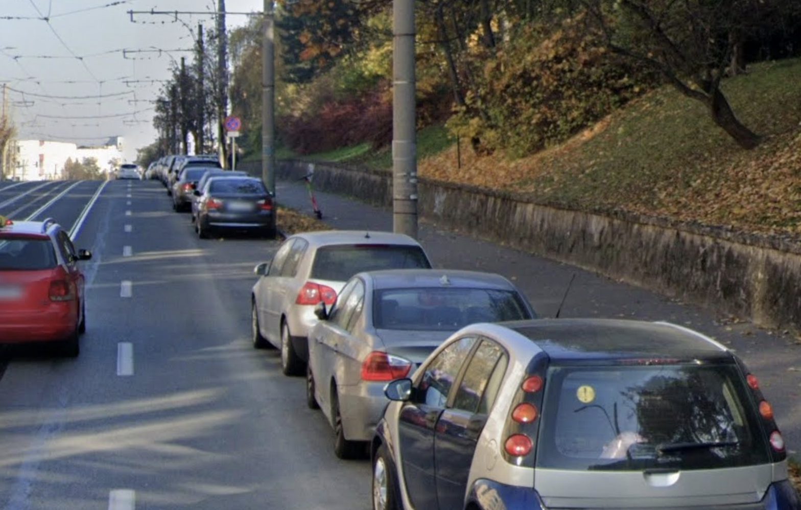Trotuarul blocat de mașini, pietonii merg pe carosabil! Clujeanul care a sunat la Poliție și n-a primit niciun răspuns: „Avem nevoie de stâlpișori”