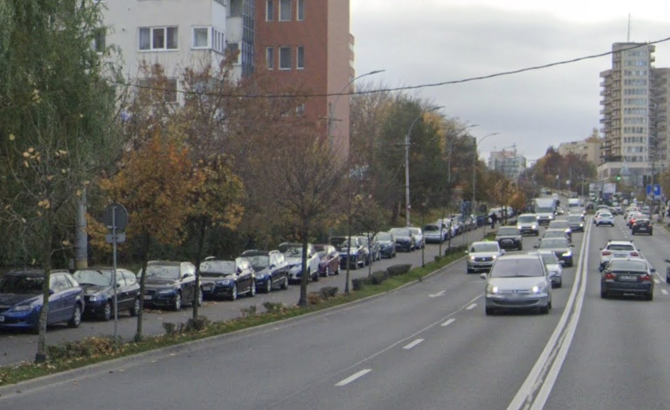 Trotuarul de pe o stradă din Cluj-Napoca luat cu asalt de mașini: Un clujean a fost la un pas să fie călcat în timp ce mergea pe trotuar