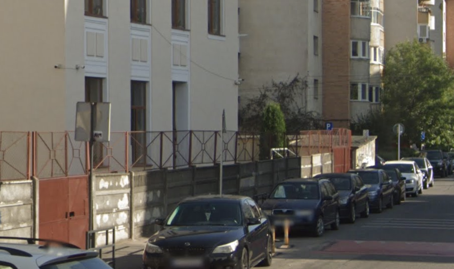 Trotuarul din fața unei școli din Cluj-Napoca, transformat în parcare de șoferii fără scrupule! Elevii sunt nevoiți să meargă pe carosabil în fiecare zi