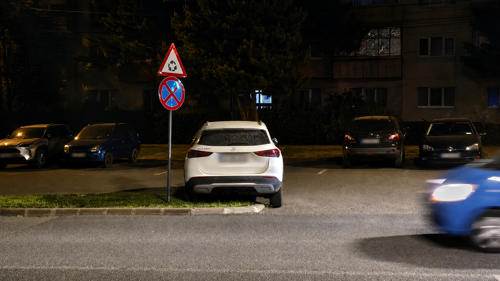 Tupeu la parcare în Cluj-Napoca! Un șofer a urcat cu mașina pe spațiul verde: „A găsit puțină iarbă și a vrut să o protejeze de ploaie”