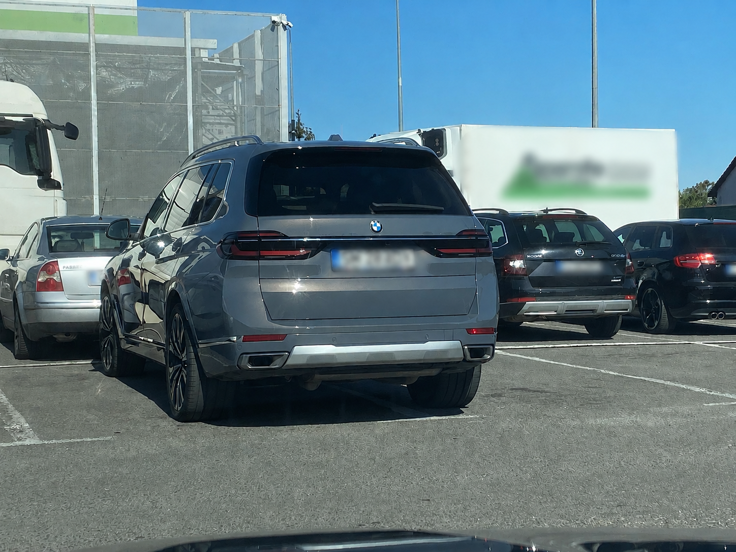 Tupeu pe patru roți la Cluj-Napoca! Un șofer și-a lăsat bolidul pe două locuri de parcare