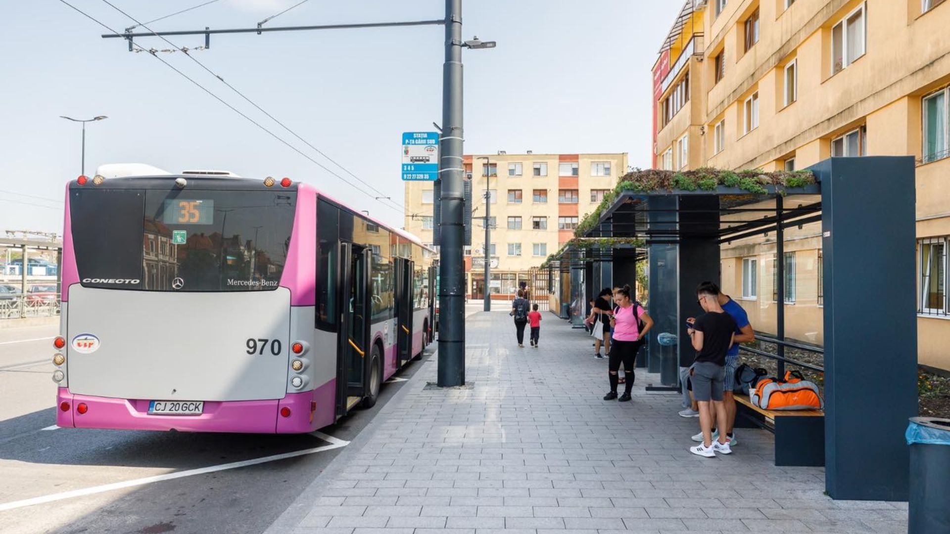 Turiștii care nu cunosc orașul sunt luați cu asalt de clujeni în zona gării: Bilete de autobuz vândute chiar și cu 10 lei. „Ne fac de rușine!”