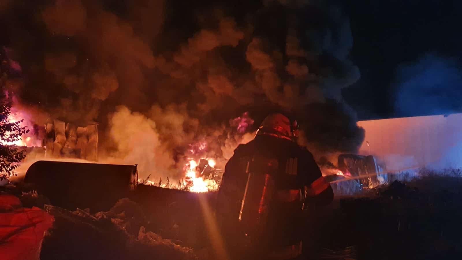 Un adăpost de animale a luat foc azi-noapte, în Cluj. Proprietarul s-a luptat să își salveze animalele din incendiu