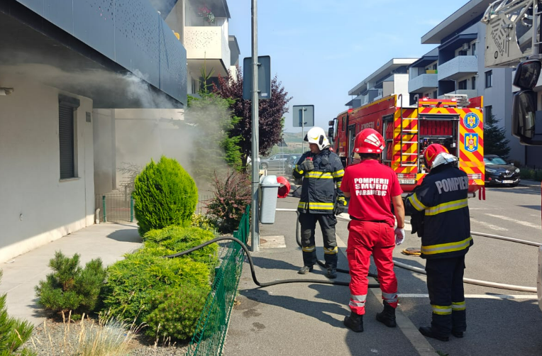 Un apartament a luat foc în Sânnicoară, Cluj. Incendiul a „ras” bucătăria și electrocasnicele. Zece persoane evacuate. Cauza: Efectul termic al curentului