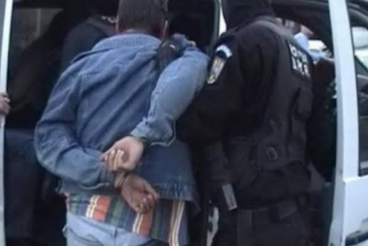 Un clujean a bătut doi polițiști în timp ce era cu cătușele la mâini: Unuia i-a dat un cap în gură, iar celuilalt un picior. A fost arestat pentru ultraj