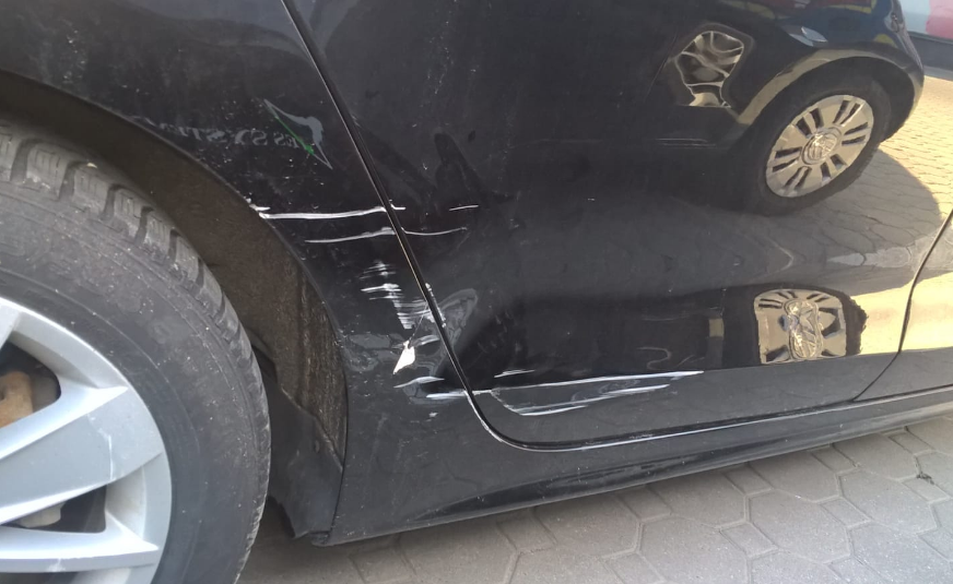 Un clujean a distrus 21 de mașini dintr-o „lovitură”, în doar 30 de minute. Cum a reușit asemenea „performanță” e greu de explicat. Polițiștii l-au reținut