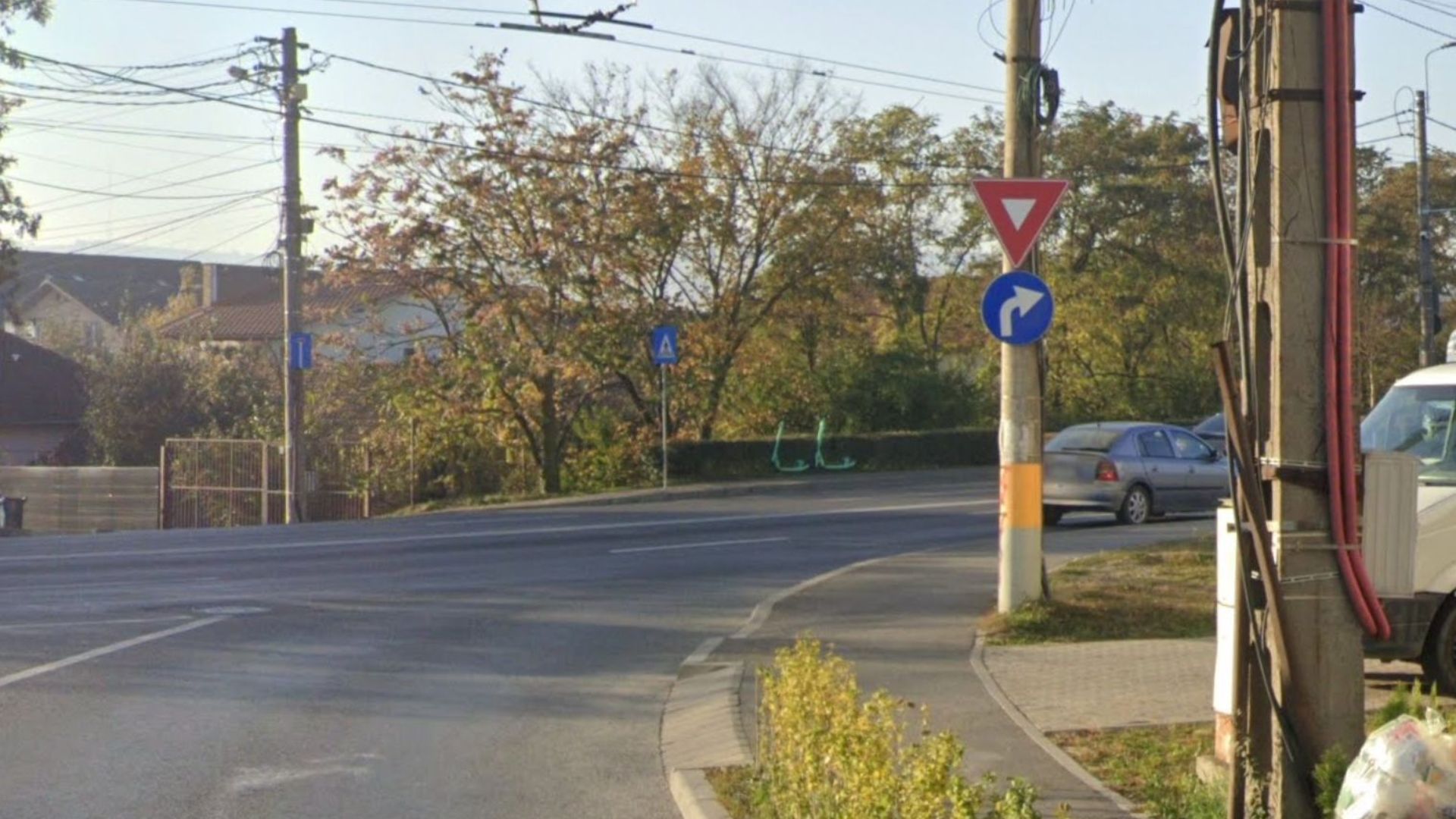 Un clujean s-a săturat să se „strecoare” printre mașini și containere de deșeuri: „Trebuie să facem slalom și să suportăm mirosul groaznic!”
