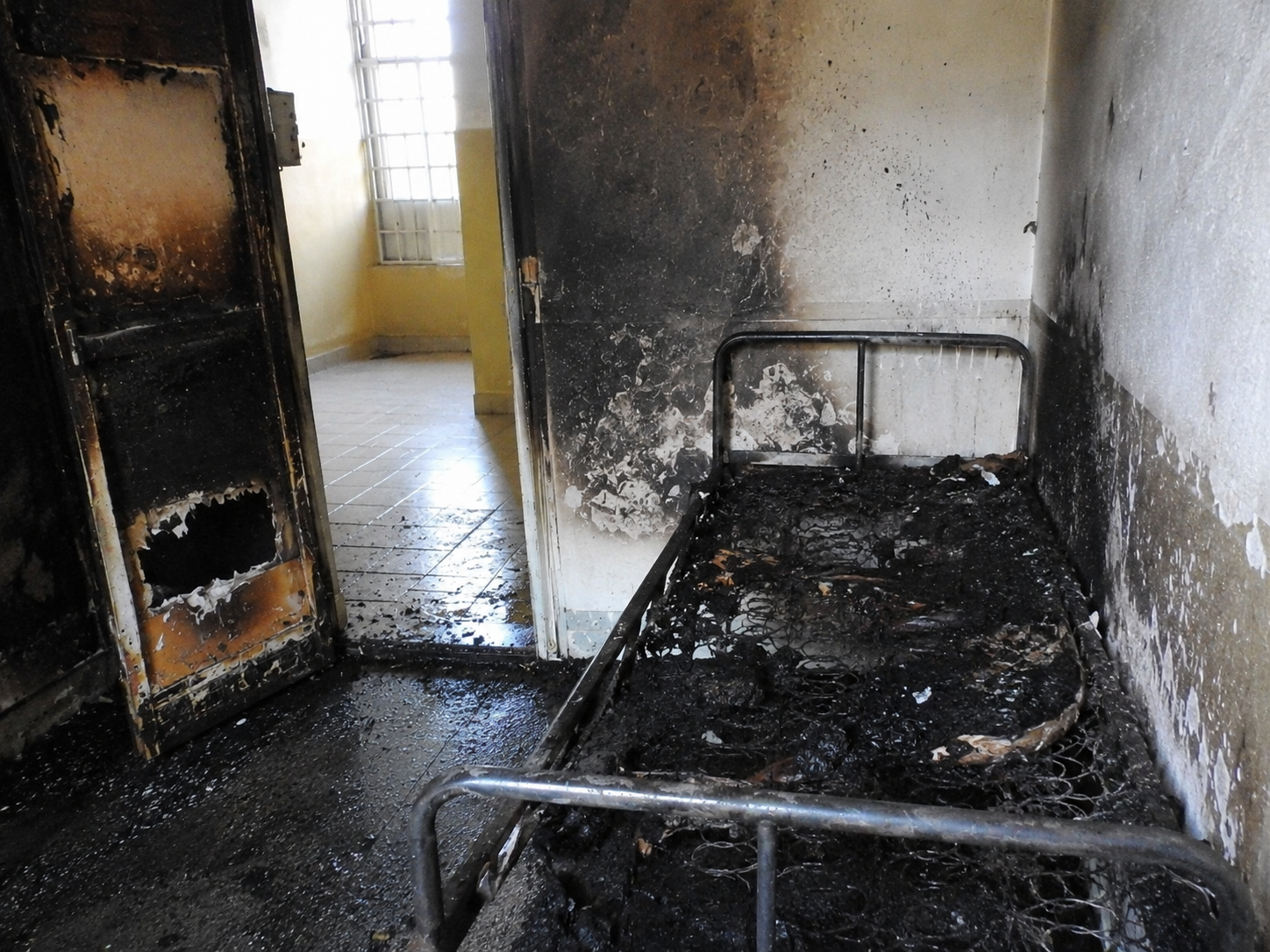 Un deținut a dat foc la Penitenciarul Gherla: A aprins un tricou, apoi salteaua și ușa celulei: „Era nervos că îl mutau în altă celulă. Mureau pe capete”
