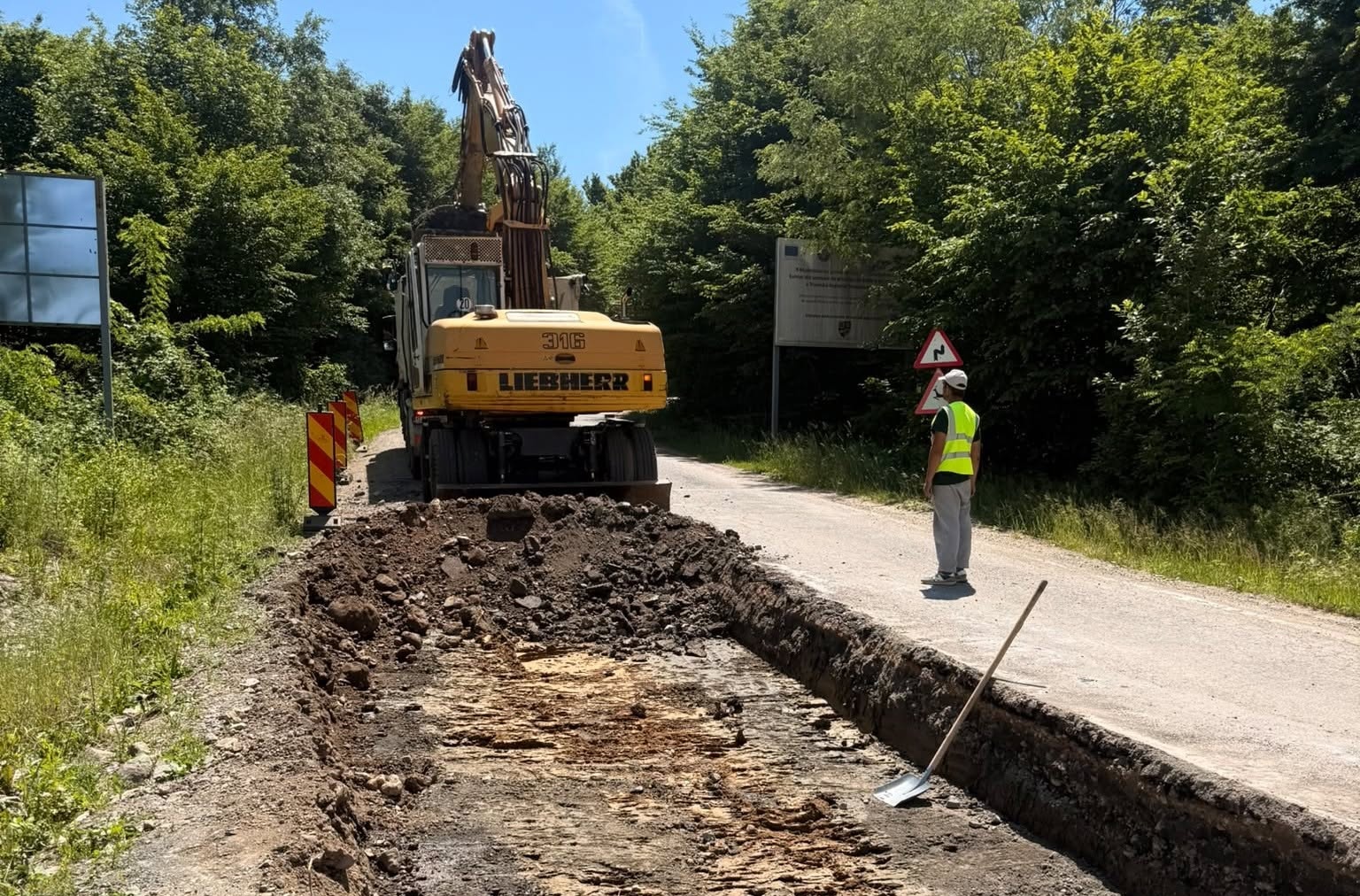 Un drum județean din Cluj, plin de gropi intră în reparații: Ce lucrări se fac acum pe șoseaua de la granița cu Sălajul