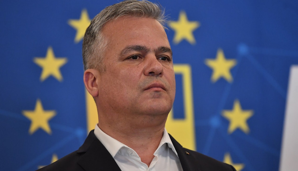 Un ministru USR îl desființează pe Adrian Veștea: „S-a urcat maimuța în copac și i se vede fundul”. Se vorbește tot mai des despre alegeri anticipate