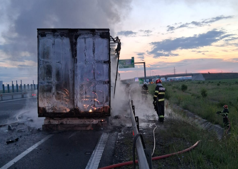 Un TIR a luat foc în dimineața asta pe autostrada A10. Pericol major de explozie din cauza canistrelor de benzină aflate în remorcă