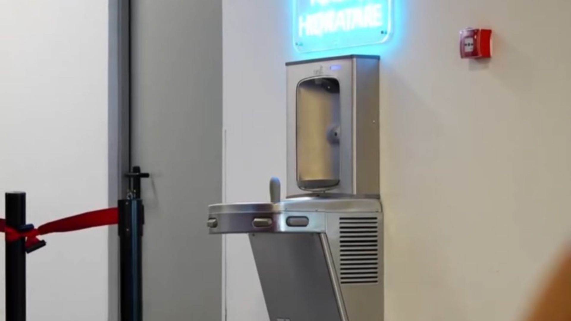 Veste excelentă pentru cei care zboară din Cluj! Aeroportul oferă apă gratuită pasagerilor printr-un sistem modern pe care puține aeroporturi îl au