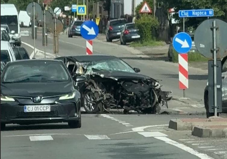 VIDEO. Accident frontal în Gilău, Cluj! Un AUDI s-a făcut praf pe DN1 la intersecția spre Someșu Rece