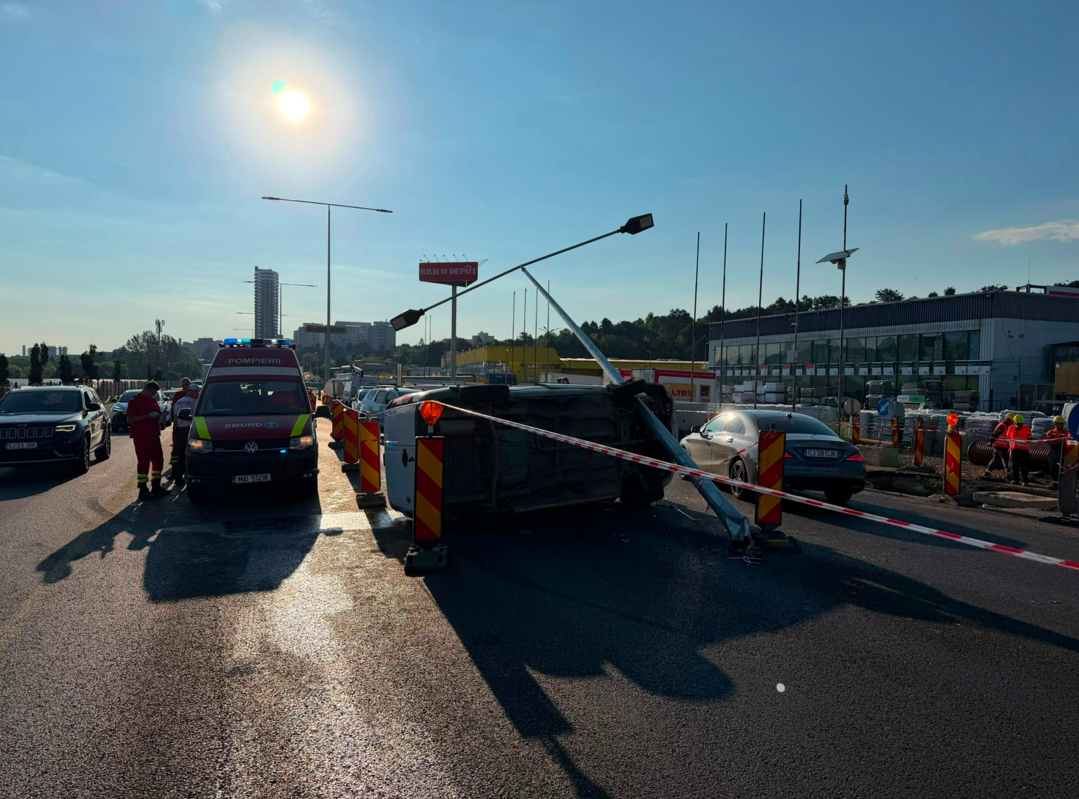 VIDEO. Accident...miraculos la intrarea în Cluj! Un tânăr a spulberat un stâlp de electricitate, s-a răsurnat cu mașina și nu a pățit NIMIC! A avut zile!