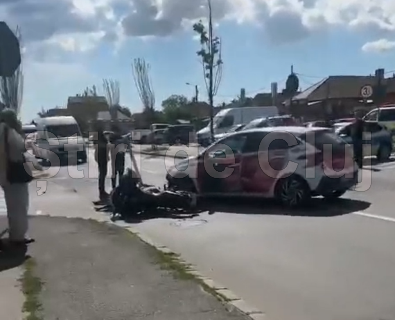 VIDEO. Accident pe strada Plevnei din Cluj-Napoca, în urmă cu puțin timp. Un motociclist a fost lovit de o mașină