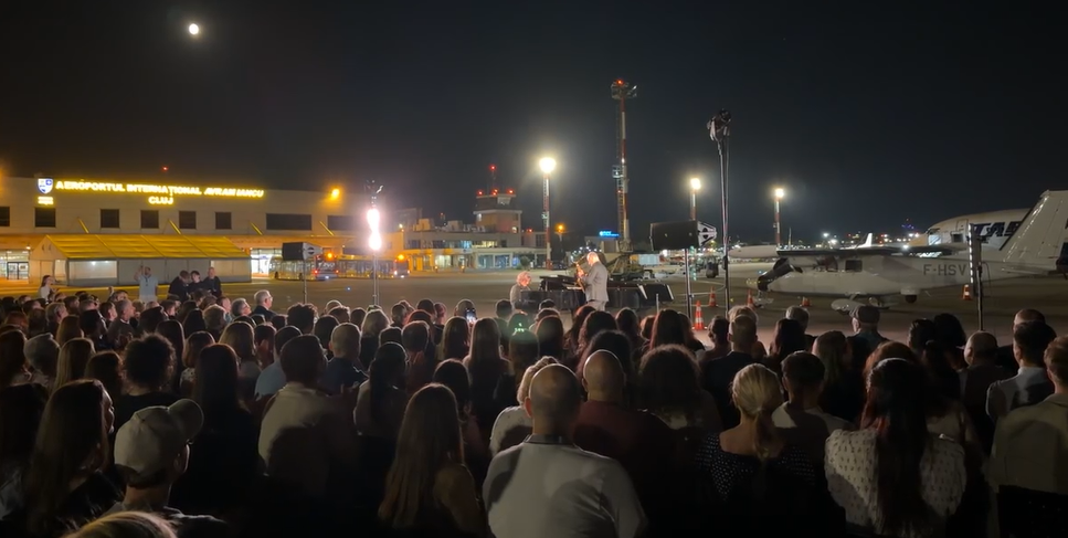 VIDEO. Aeroportul din Cluj-Napoca s-a transformat în sală de spectacol! Clujenii au „decolat” pe acorduri de operă