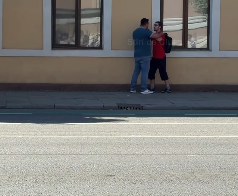 VIDEO. Altercație în Cluj, zona de The Office! Un șofer filmat îmbrâncind un pieton: S-a dat jos din mașină și s-a dus după el!