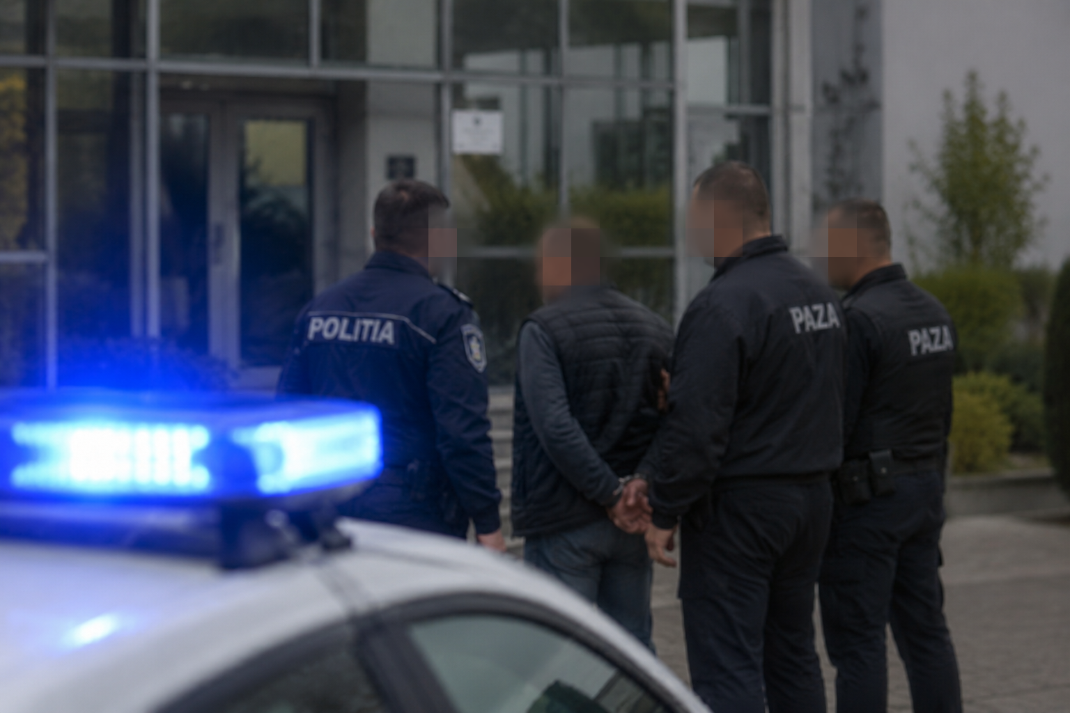 VIDEO | Amenințare cu pistolul într-o firmă din Cluj-Napoca, pe Fabricii, în Mărăști. O femeie a fost victima. Agresorul, imobilizat de agenții de pază