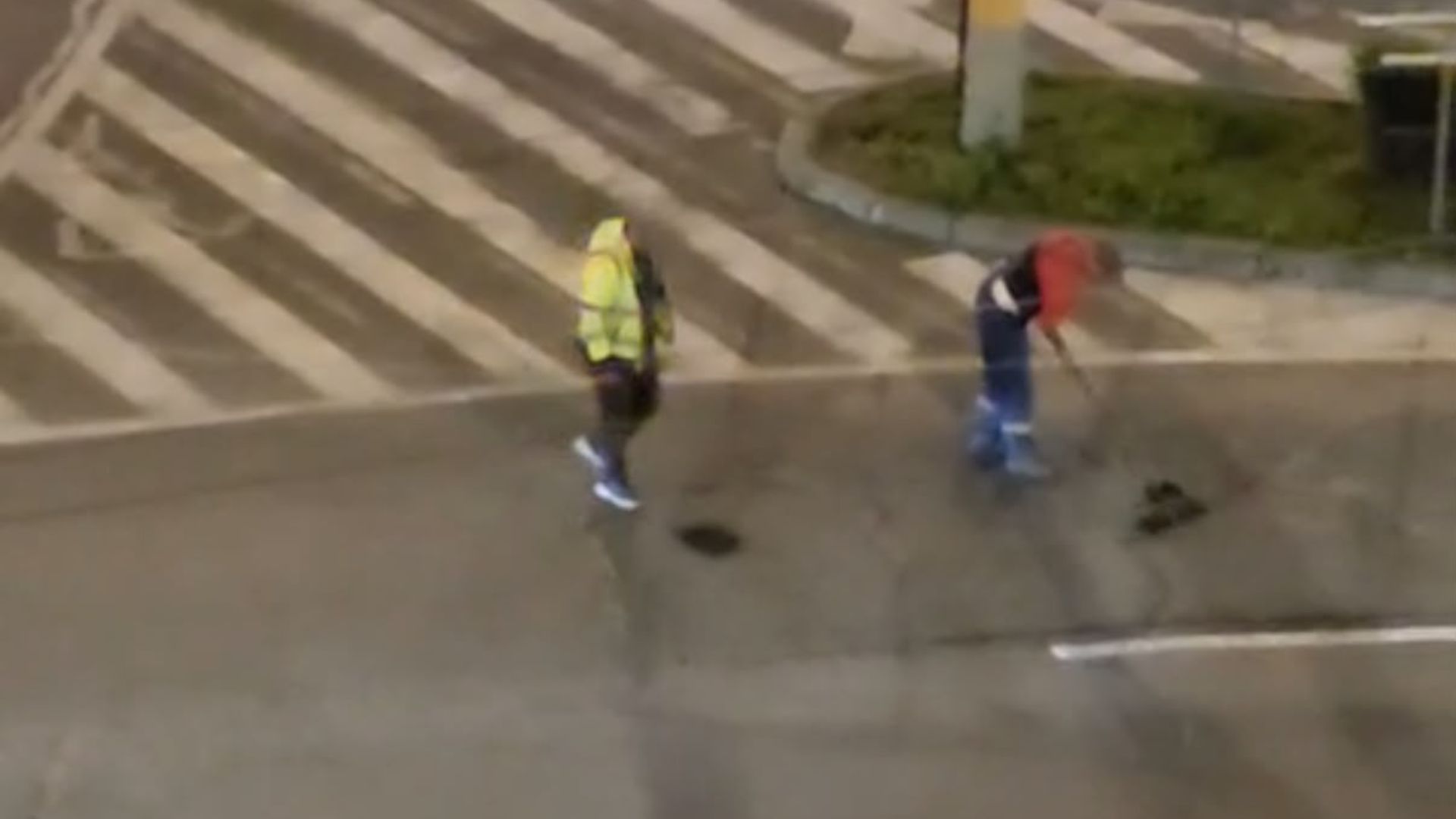 VIDEO. „Asfaltare cu lopata la miezul nopții!” Un clujean a rămas uimit de ce a văzut într-un sens giratoriu din Mărăști: „Fain la Cluj...”