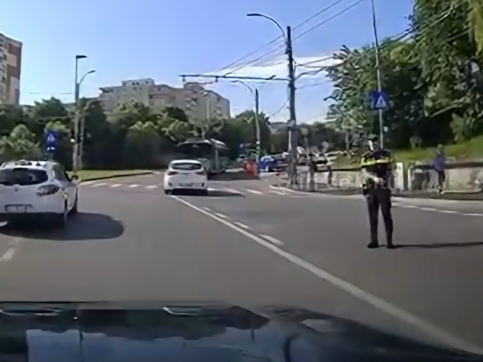 VIDEO. Biciclist lovit sub Podul Calvaria din Cluj. Traficul a fost deviat, iar poliția a intervenit la fața locului