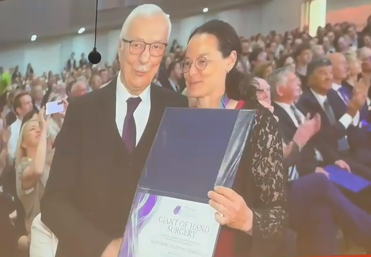 VIDEO. Celebrul chirurg clujean Alexandru Georgescu, desemnat „Gigantul Chirurgiei Mâinii” la Basel. A fondat Chirurgia Plastică la Spitalul de Recuperare