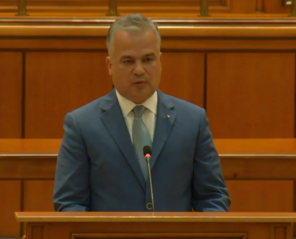 VIDEO. Discursul lui Adrian Veștea în Parlament în care a cerut votul: „Dacă ieșim din sala asta fără guvern, orice secundă fără guvern înseamnă dezastru”