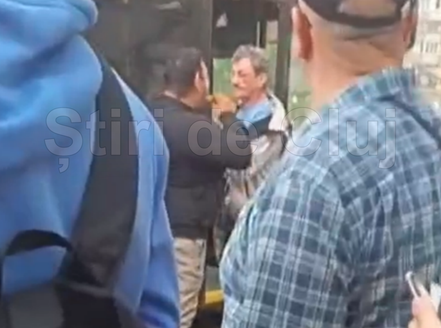 VIDEO EXCLUSIV. Bătaie în stația de autobuz din Mărăști, Cluj, sub ochii călătorilor îngroziți, în urmă cu puțin timp. „I-a tras una de l-a pus la pământ”