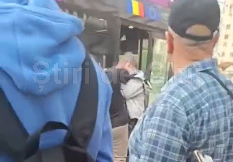VIDEO EXCLUSIV. Poliția îi caută pe cei doi clujeni implicați în bătaia din stația de autobuz din Mărăști. Unul dintre ei, pus la pământ cu o lovitură!