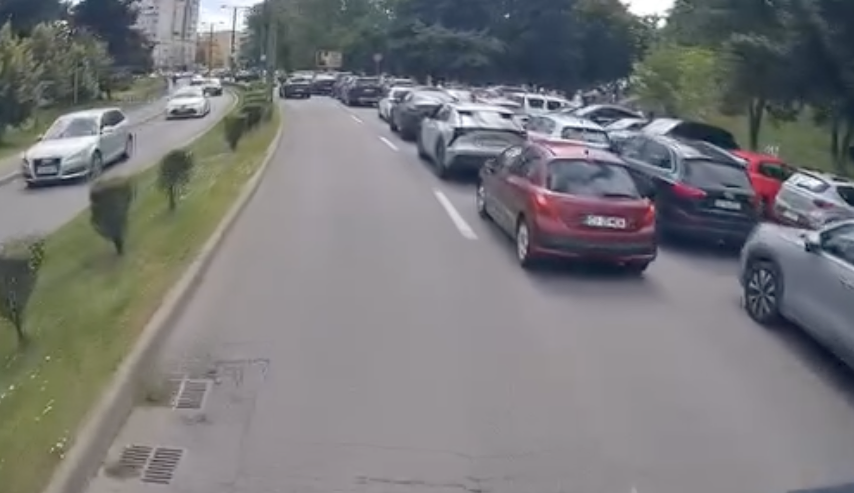 VIDEO. Haos în fața unei școli private din Cluj: părinții blochează zilnic o bandă de circulație la preluarea copiilor și nu îi oprește nimeni