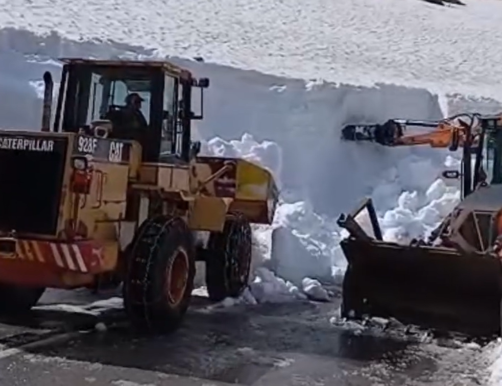 VIDEO. Imagini iarnă azi, 2 iunie 2026, la începutul verii. Eforturi uriașe pentru redeschiderea Transfăgărășanului. Deszăpezirea continuă!