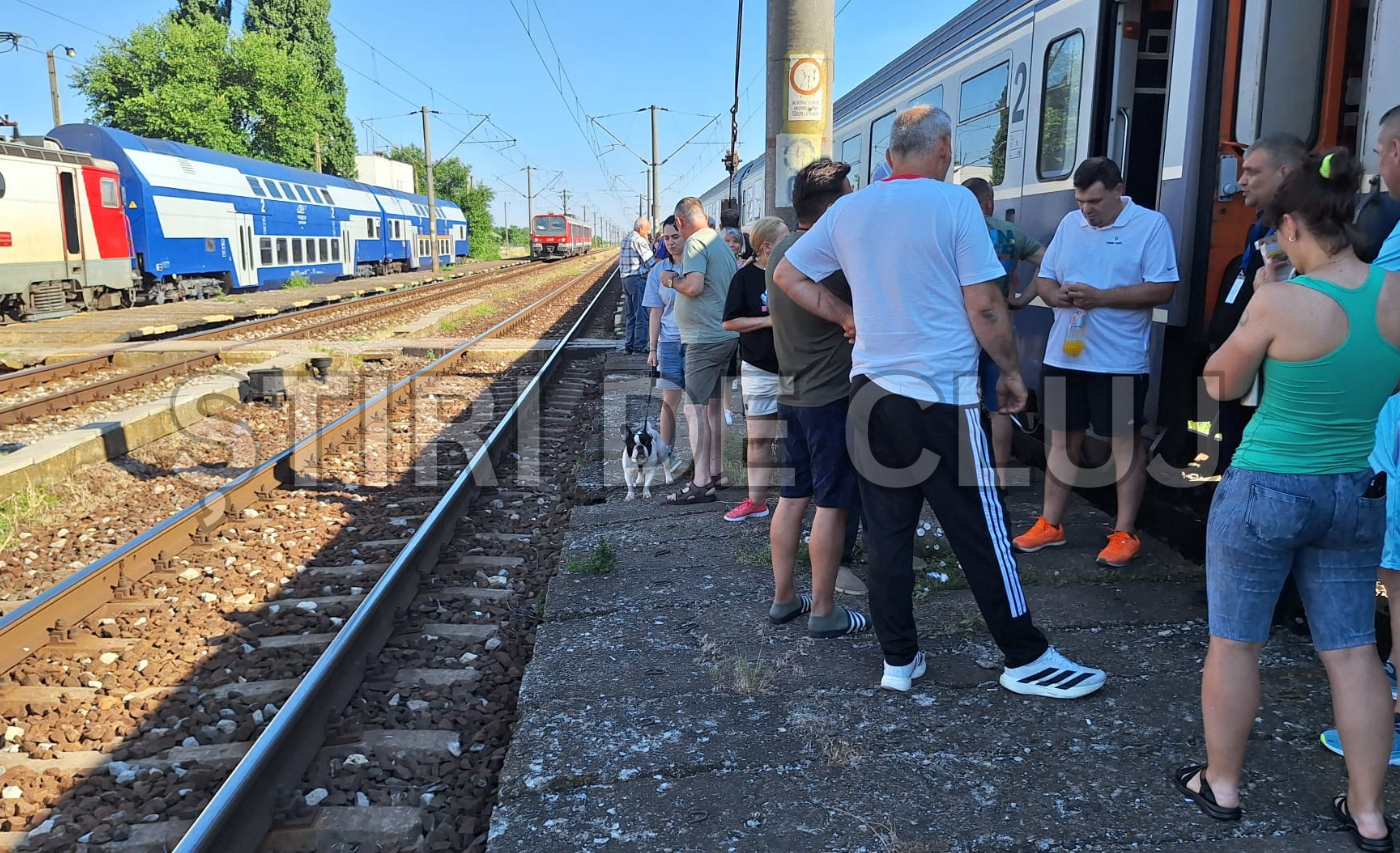 VIDEO. Început de vacanță de coșmar pentru zeci de clujeni: Blocată cu trenul ore în șir în câmp, în timp ce CFR schimba scuzele de la oră la oră
