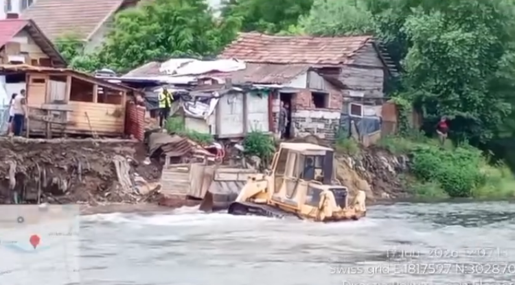 VIDEO. Lupta dură cu gunoaiele în Florești: Locuințele improvizate ale romilor demolate, 700 de tone de gunoaie ridicate! Pivariu: „Nu ne oprim!”