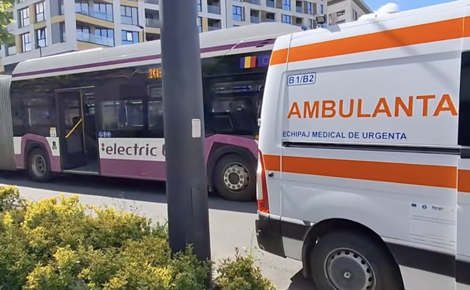 VIDEO. Mai multe persoane rănite într-un autobuz în Cluj-Napoca! Echipajele medicale au intervenit de urgență și i-au dus la UPU