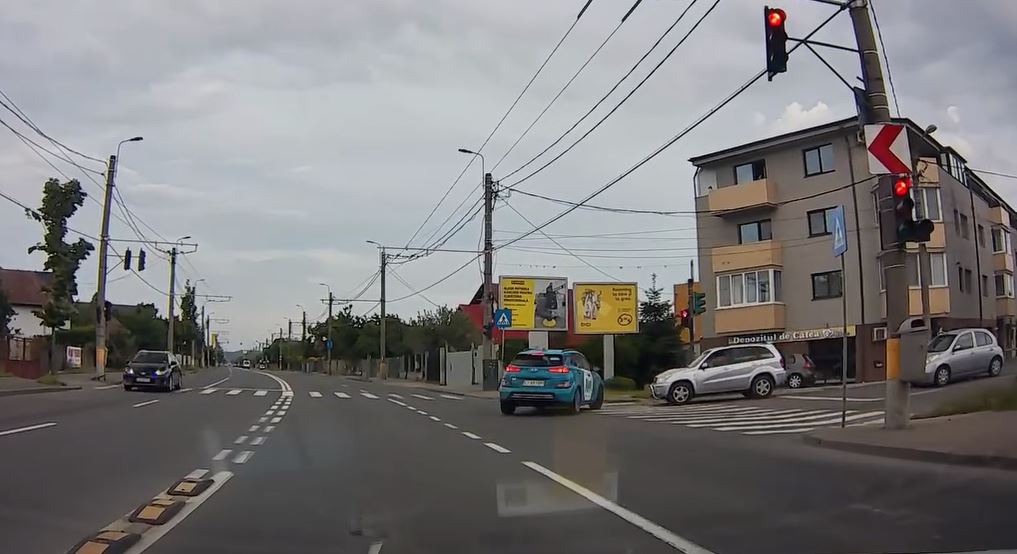 VIDEO. Manevră uluitoare într-o intersecție din Cluj-Napoca. Șoferul grăbit al unei mașini de ride-sharing la un pas de coliziune