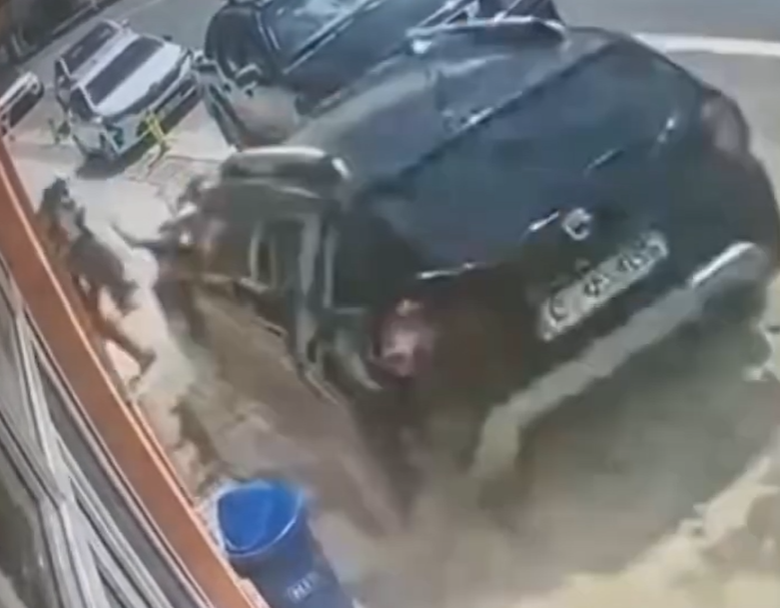 VIDEO. Momentul șocant când o mașină intră în oameni pe trotuar la Bistrița: Două fetițe de 11 și 12 ani și o femeie, lovite. O fată în stare gravă