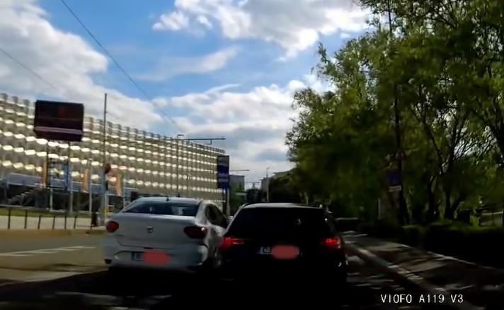 VIDEO Nu te pui cu clujencele! Un șofer bucureștean a forțat intrarea în fața unei șoferițe la BT Arena. Ce s-a întâmplat în continuare