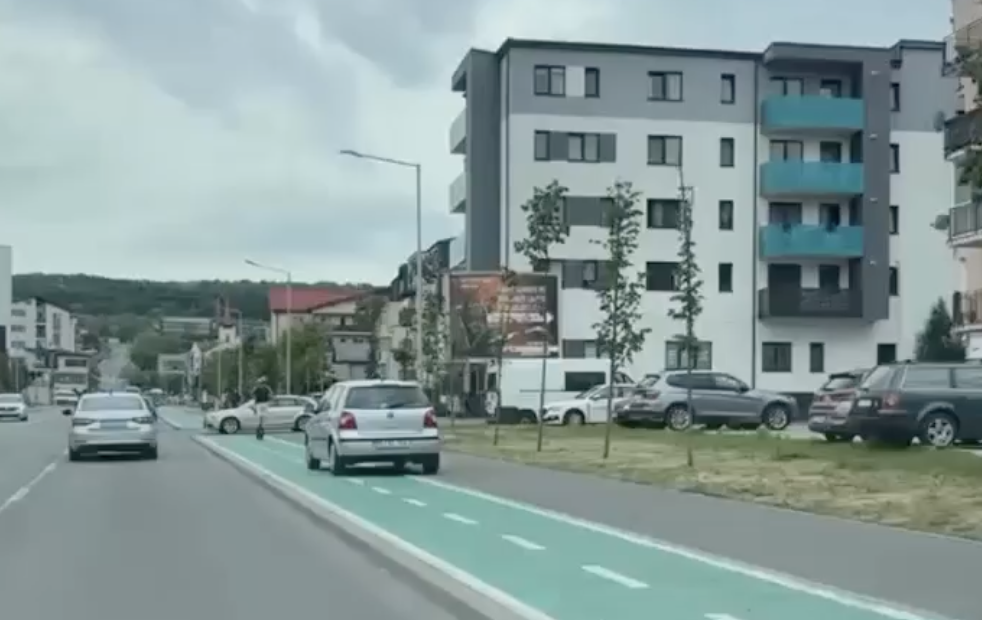 VIDEO. O șoferiță s-a crezut pe bicicletă cât timp era la volan! A folosit pista de biciclete drept bandă de circulație: „Nimănui nu îi mai pasă!”